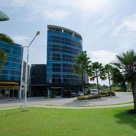 The Crew Hotel Medan Exterior photo
